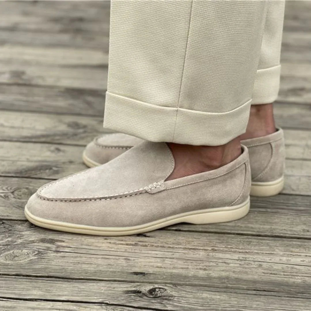 "Lågprofil herrloafers i äkta läder, stilrena design. Perfekta för formella och avslappnade tillfällen."