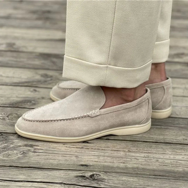"Lågprofil herrloafers i äkta läder, stilrena design. Perfekta för formella och avslappnade tillfällen."