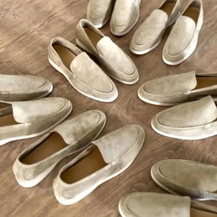"Lågprofil herrloafers i äkta läder, stilrena design. Perfekta för formella och avslappnade tillfällen."