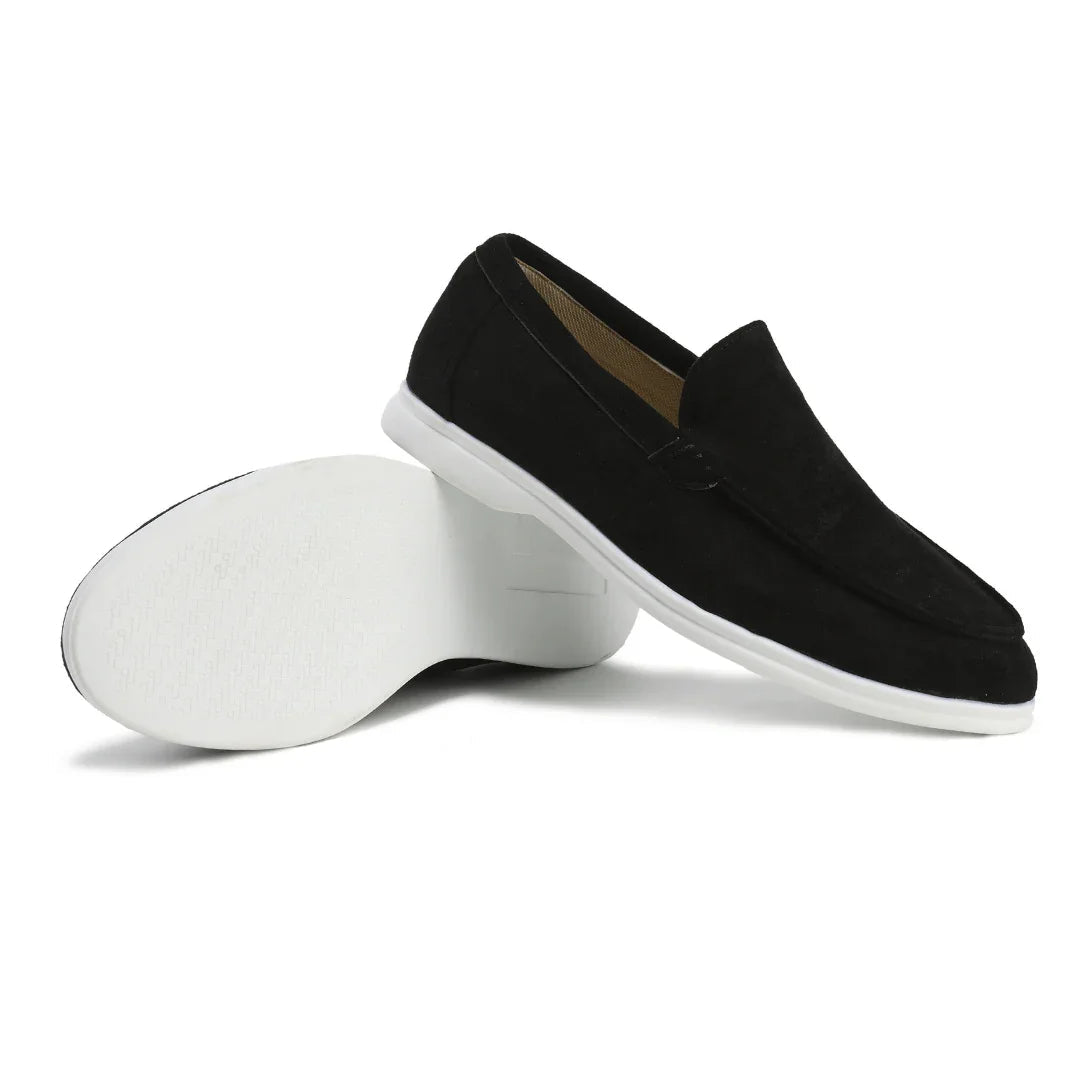 "Lågprofil herrloafers i äkta läder, stilrena design. Perfekta för formella och avslappnade tillfällen."