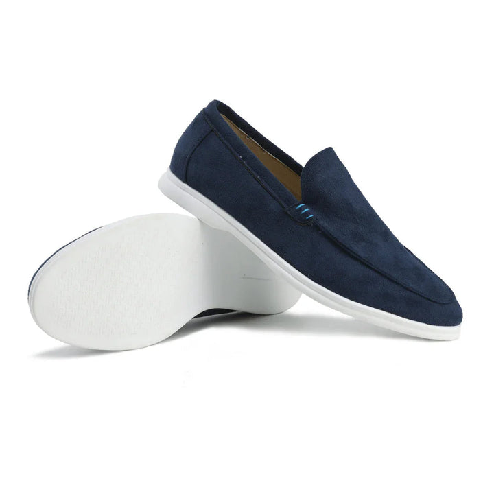 "Lågprofil herrloafers i äkta läder, stilrena design. Perfekta för formella och avslappnade tillfällen."