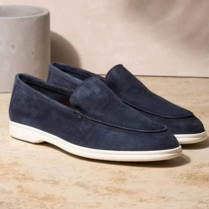 "Lågprofil herrloafers i äkta läder, stilrena design. Perfekta för formella och avslappnade tillfällen."