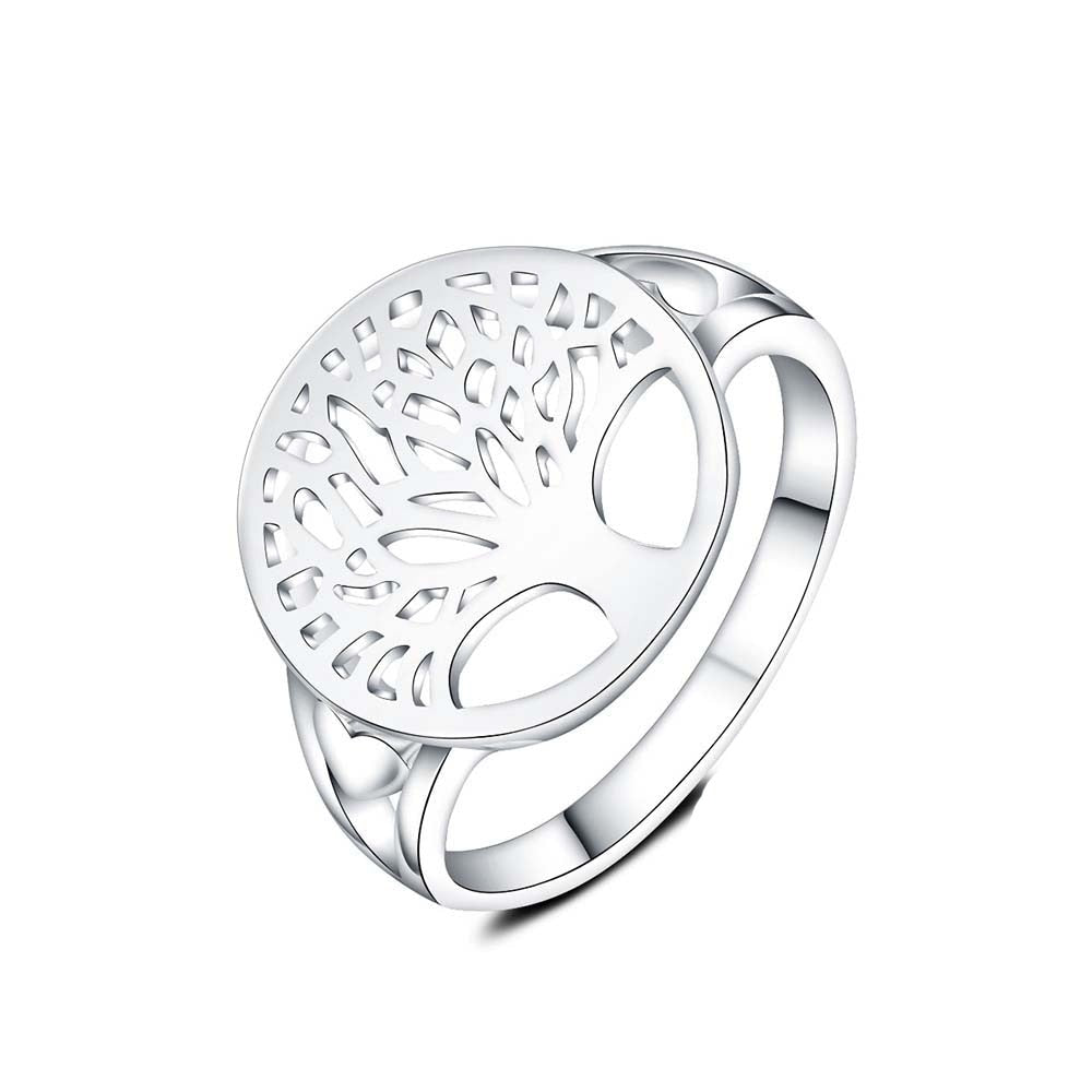 "Livets Träd ring i sterling silver, kvinnlig design, detaljerat keltiskt mönster, glänsande och tidlös stil."