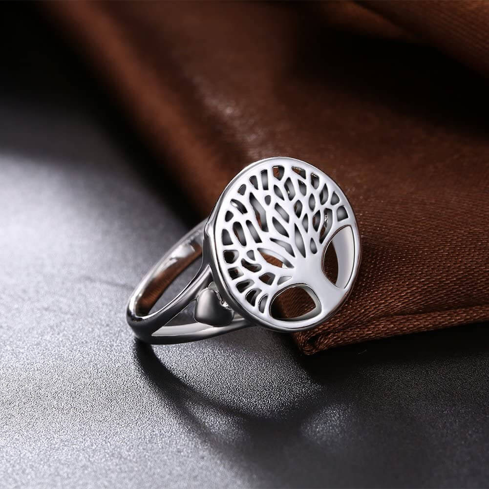 "Livets Träd ring i sterling silver, kvinnlig design, detaljerat keltiskt mönster, glänsande och tidlös stil."