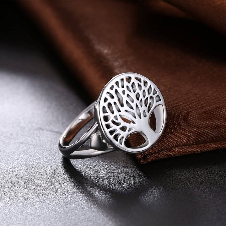 "Livets Träd ring i sterling silver, kvinnlig design, detaljerat keltiskt mönster, glänsande och tidlös stil."