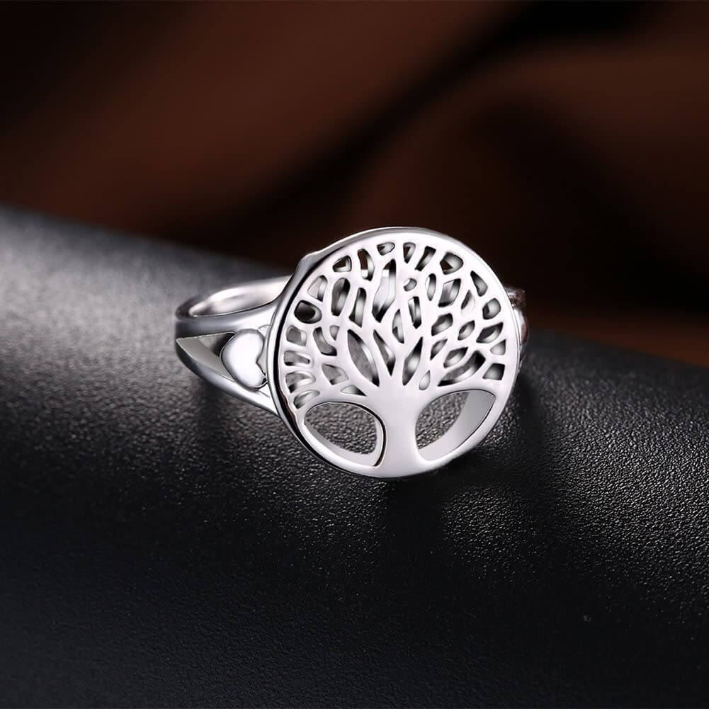 "Livets Träd ring i sterling silver, kvinnlig design, detaljerat keltiskt mönster, glänsande och tidlös stil."
