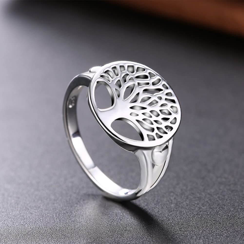 "Livets Träd ring i sterling silver, kvinnlig design, detaljerat keltiskt mönster, glänsande och tidlös stil."
