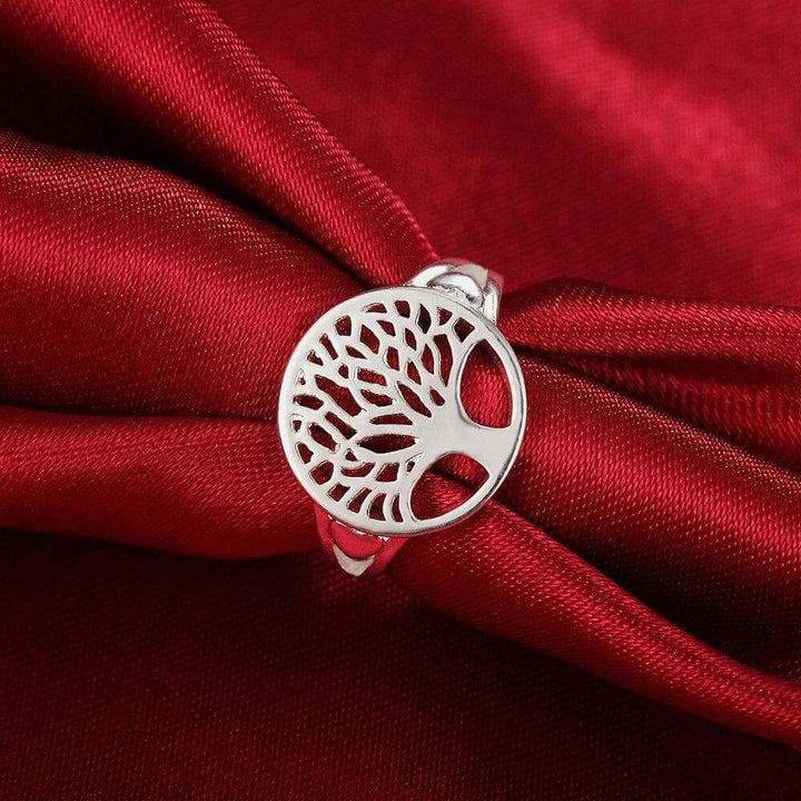 "Livets Träd ring i sterling silver, kvinnlig design, detaljerat keltiskt mönster, glänsande och tidlös stil."