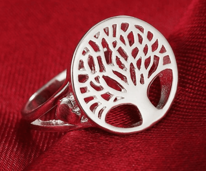 "Livets Träd ring i sterling silver, kvinnlig design, detaljerat keltiskt mönster, glänsande och tidlös stil."