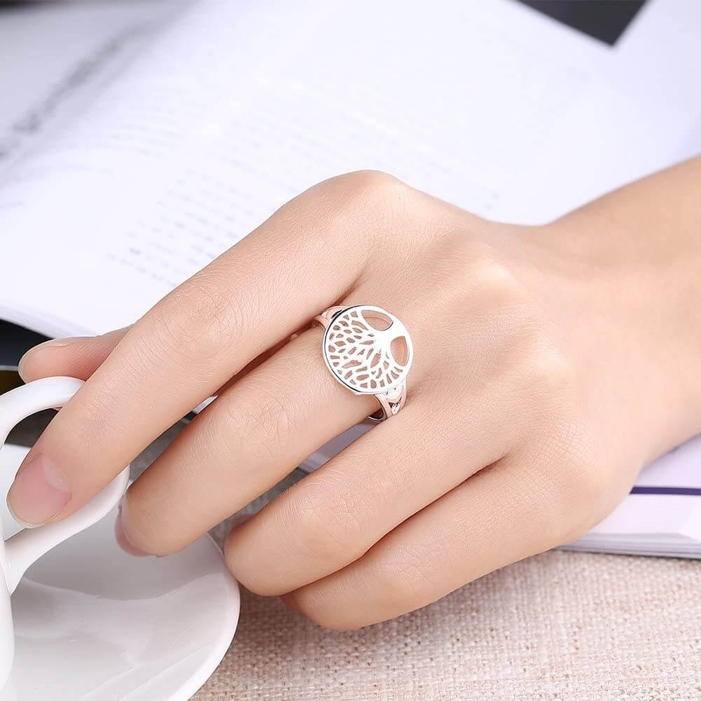 "Livets Träd ring i sterling silver, kvinnlig design, detaljerat keltiskt mönster, glänsande och tidlös stil."