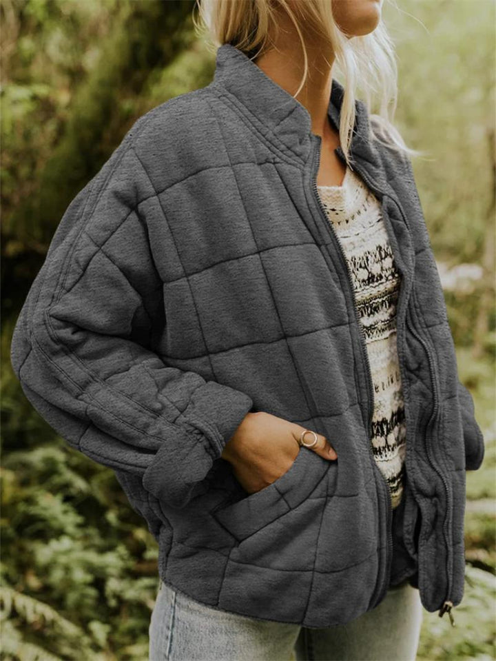 "Lång chic vinterjacka dam i polyester, sett framifrån, elegant design för modern stil och komfort."
