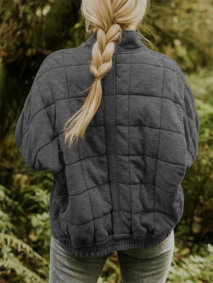 "Lång chic vinterjacka dam i polyester, sett framifrån, elegant design för modern stil och komfort."