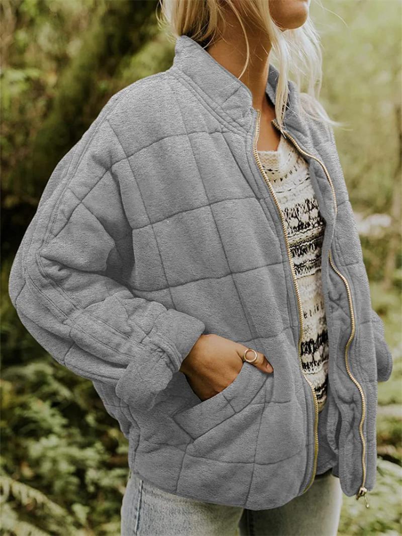 "Lång chic vinterjacka dam i polyester, sett framifrån, elegant design för modern stil och komfort."