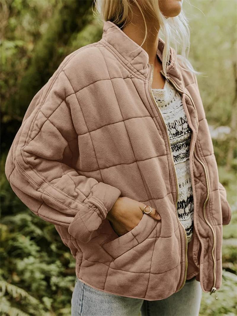 "Lång chic vinterjacka dam i polyester, sett framifrån, elegant design för modern stil och komfort."