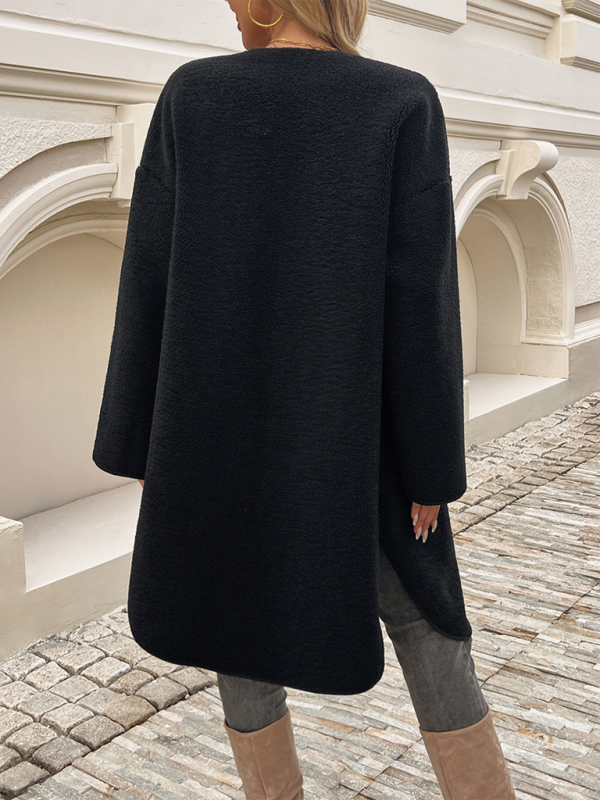"Lång dam fleeceväst med knappar för höst och vinter, elegant siluett och modern design."