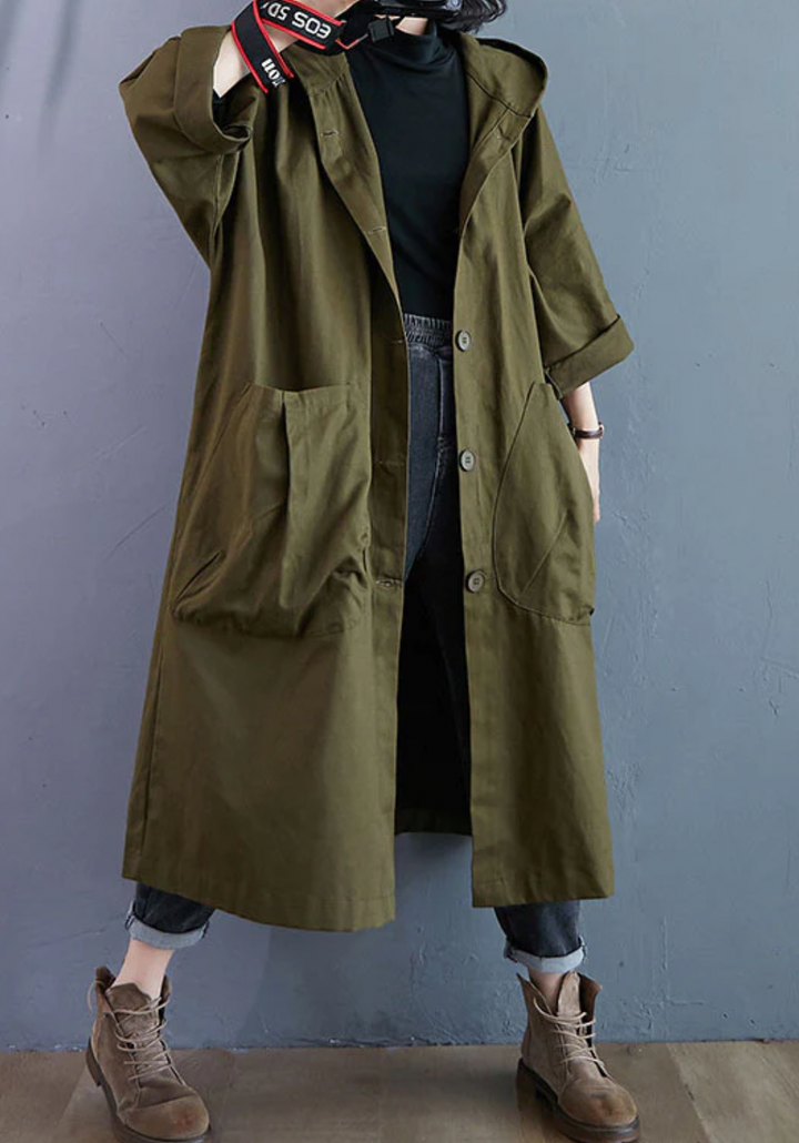 Lång damjacka i polyester, stilfull och varm för höst och vinter, med modern design och längre snitt.