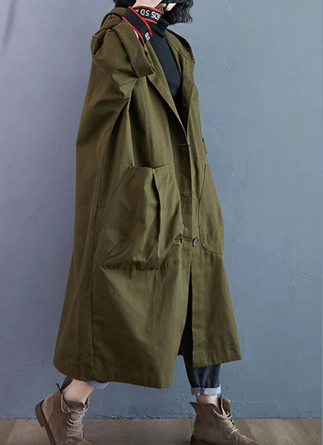 Lång damjacka i polyester, stilfull och varm för höst och vinter, med modern design och längre snitt.