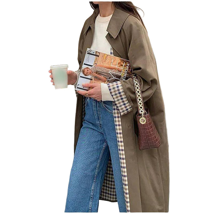 "Lång khakigrön kvinnors trenchcoat, rutmönstrad, elegant och stilren design för höst- och vintergarderoben."