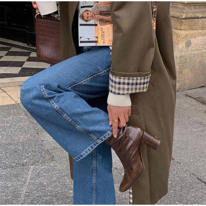 "Lång khakigrön kvinnors trenchcoat, rutmönstrad, elegant och stilren design för höst- och vintergarderoben."
