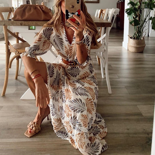 Långärmad dam maxiklänning i beige polyester, elegant och stilfull, passar både sommarfester och formella tillfällen.
