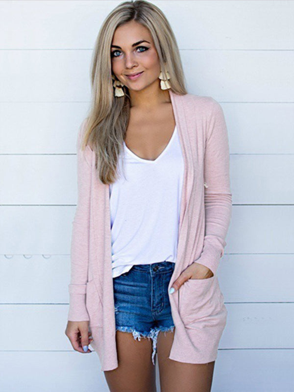 "Långärmad stickad cardigan för damer i mjukt material med elegant, stilren stickning och öppen front."