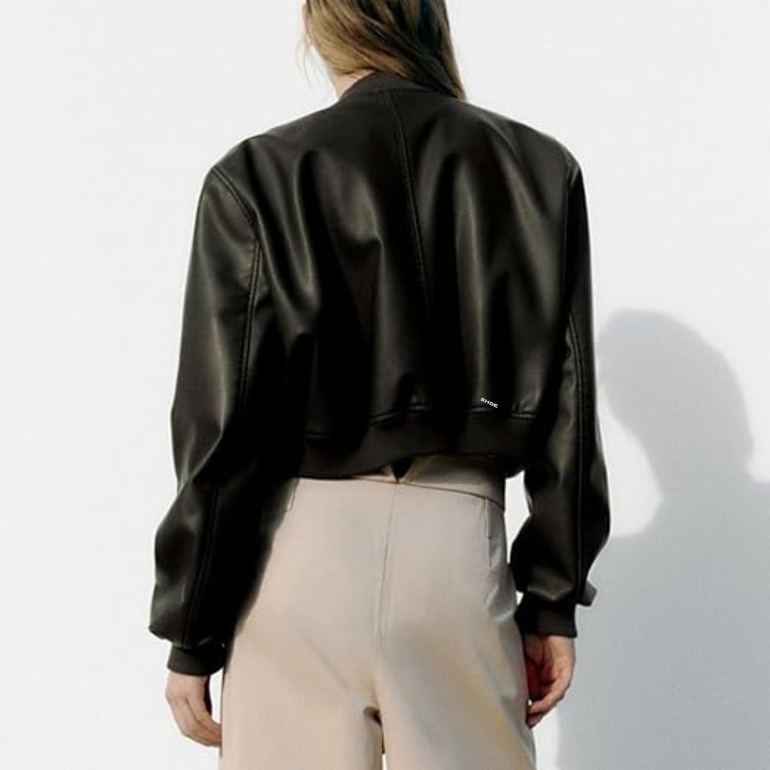 "Långärmad svart läderjacka för kvinnor med dragkedja i bikerstil, croppad design, perfekt för edgy look."