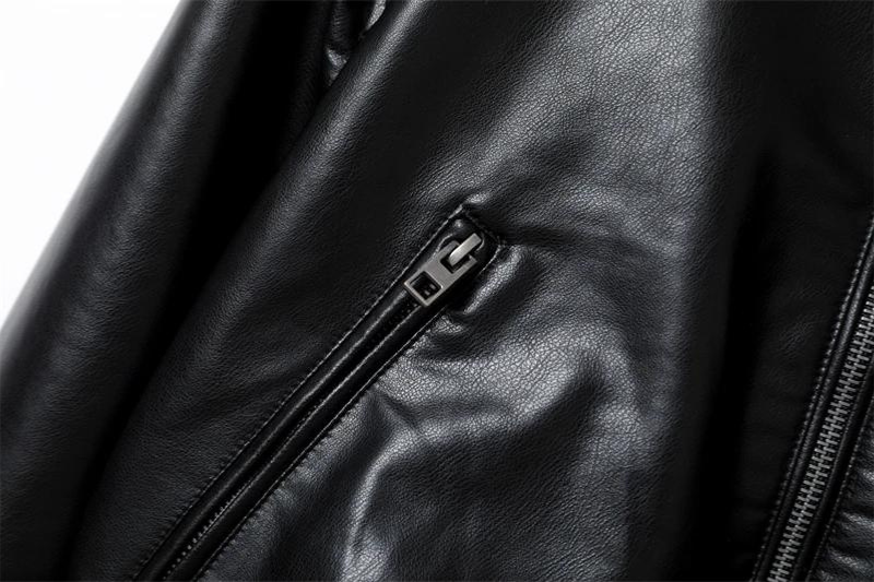 "Långärmad svart läderjacka för kvinnor med dragkedja i bikerstil, croppad design, perfekt för edgy look."
