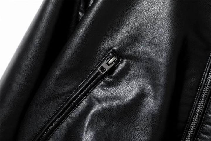 "Långärmad svart läderjacka för kvinnor med dragkedja i bikerstil, croppad design, perfekt för edgy look."