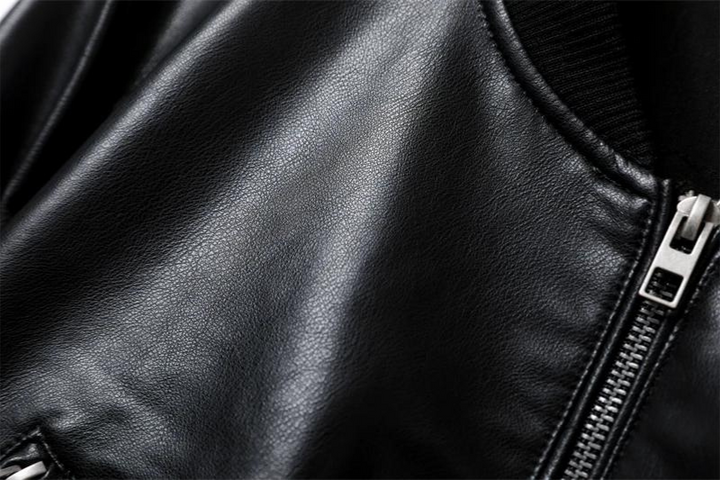 "Långärmad svart läderjacka för kvinnor med dragkedja i bikerstil, croppad design, perfekt för edgy look."