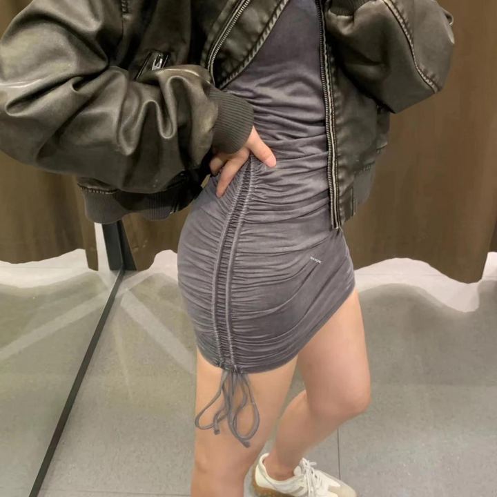 "Långärmad svart läderjacka för kvinnor med dragkedja i bikerstil, croppad design, perfekt för edgy look."