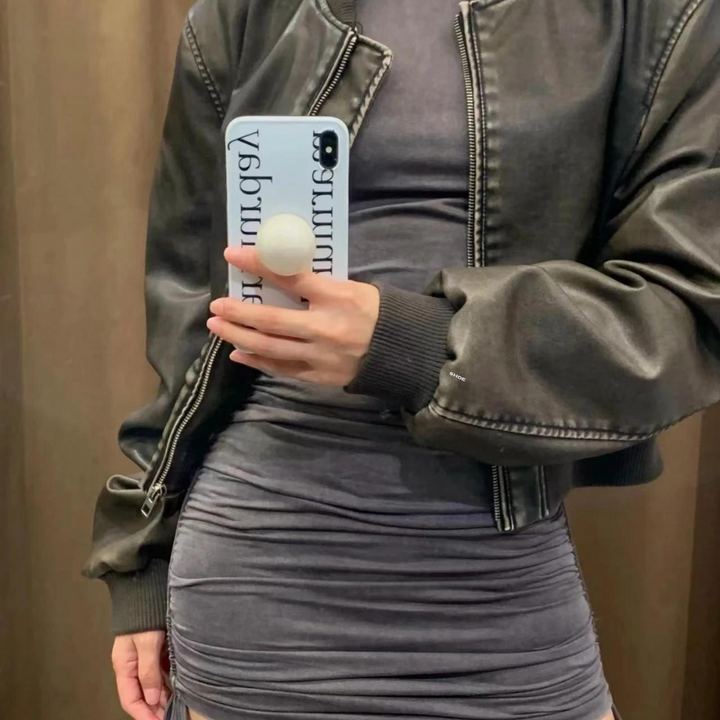 "Långärmad svart läderjacka för kvinnor med dragkedja i bikerstil, croppad design, perfekt för edgy look."