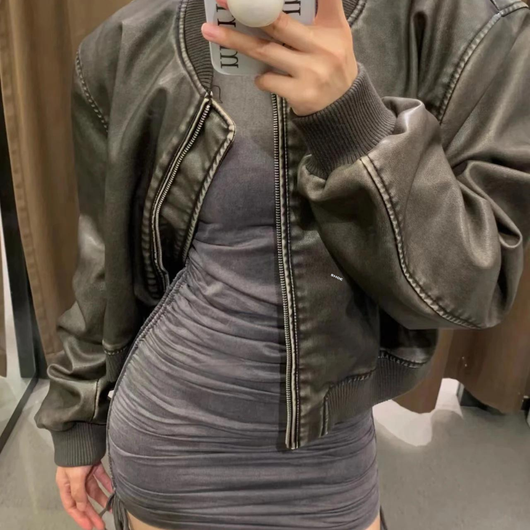 "Långärmad svart läderjacka för kvinnor med dragkedja i bikerstil, croppad design, perfekt för edgy look."