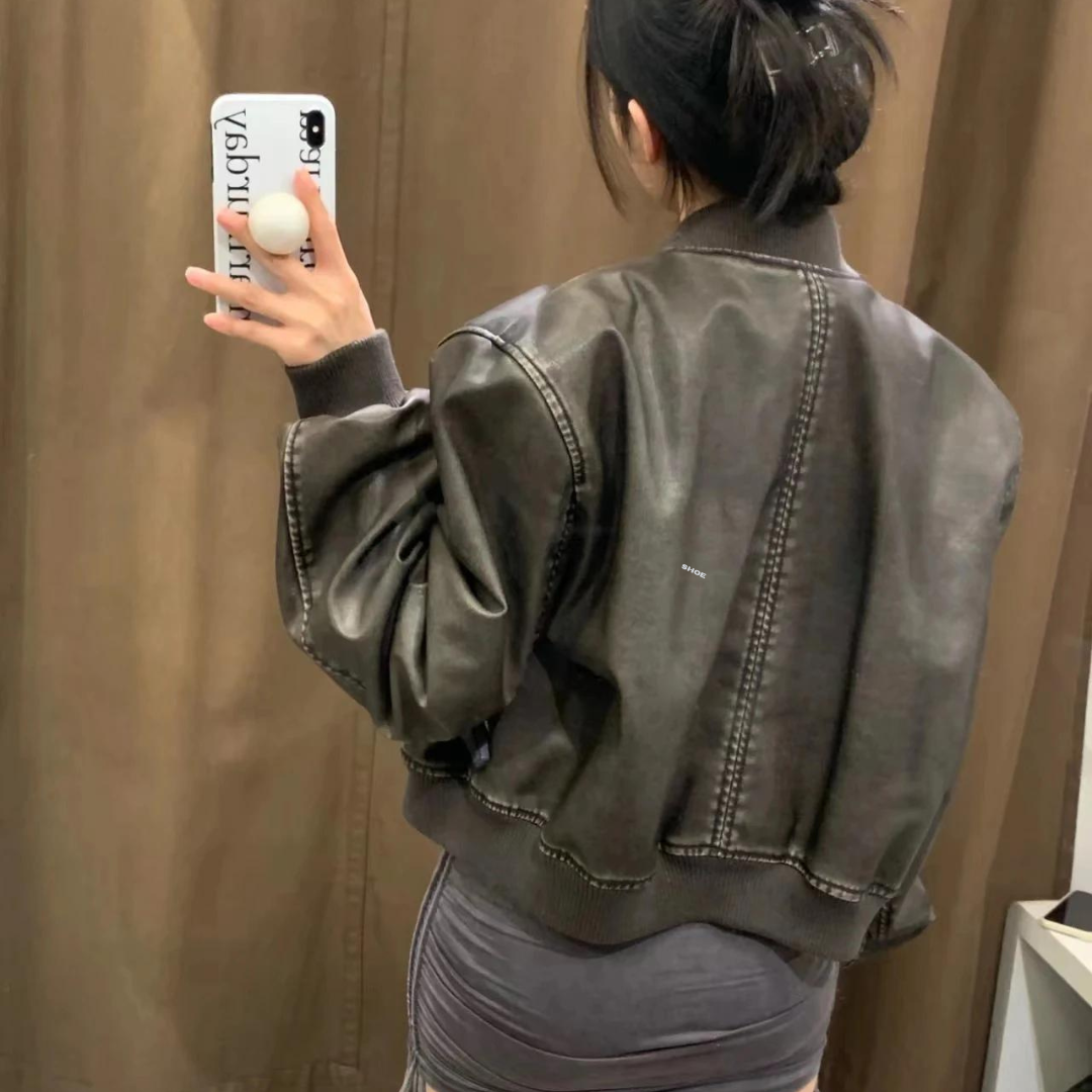 "Långärmad svart läderjacka för kvinnor med dragkedja i bikerstil, croppad design, perfekt för edgy look."