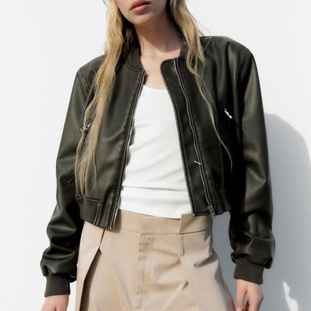 "Långärmad svart läderjacka för kvinnor med dragkedja i bikerstil, croppad design, perfekt för edgy look."