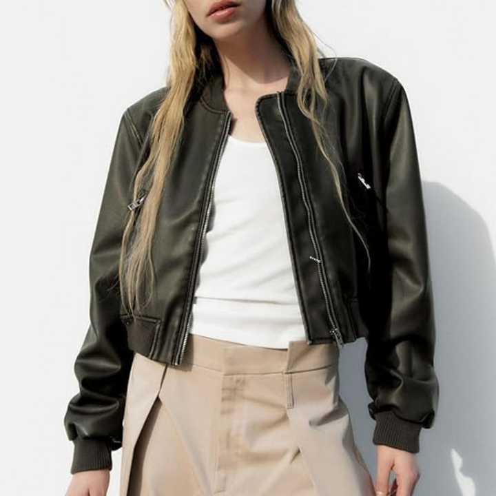 "Långärmad svart läderjacka för kvinnor med dragkedja i bikerstil, croppad design, perfekt för edgy look."