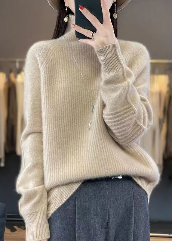 "Lös damtröja i turtleneck, stickad bomull, stilren och bekväm, perfekt för kyliga dagar och lager-på-lager styling."