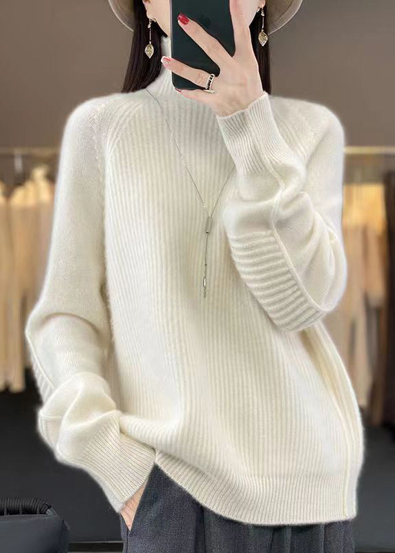 "Lös damtröja i turtleneck, stickad bomull, stilren och bekväm, perfekt för kyliga dagar och lager-på-lager styling."