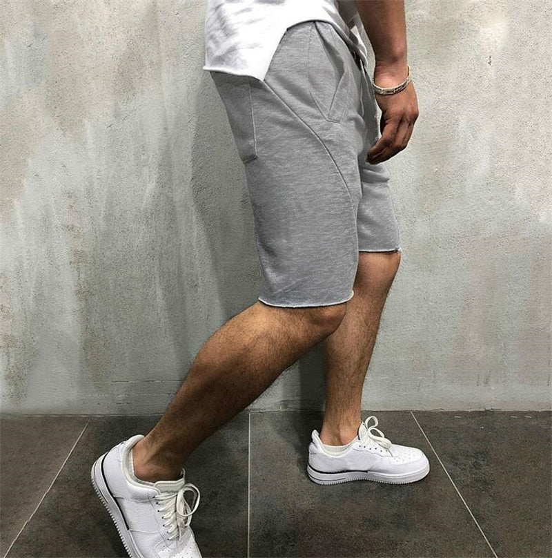 Lösa herrshorts i andningsbart tyg med dragsko och elastiskt midjeband, perfekt för sommar och fritidsaktiviteter.
