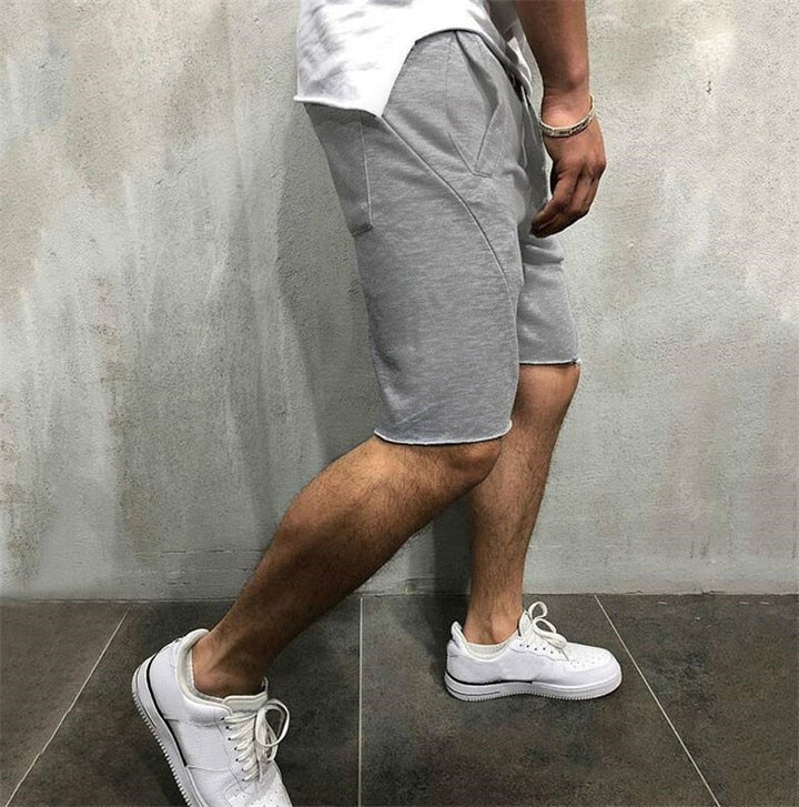 Lösa herrshorts i andningsbart tyg med dragsko och elastiskt midjeband, perfekt för sommar och fritidsaktiviteter.