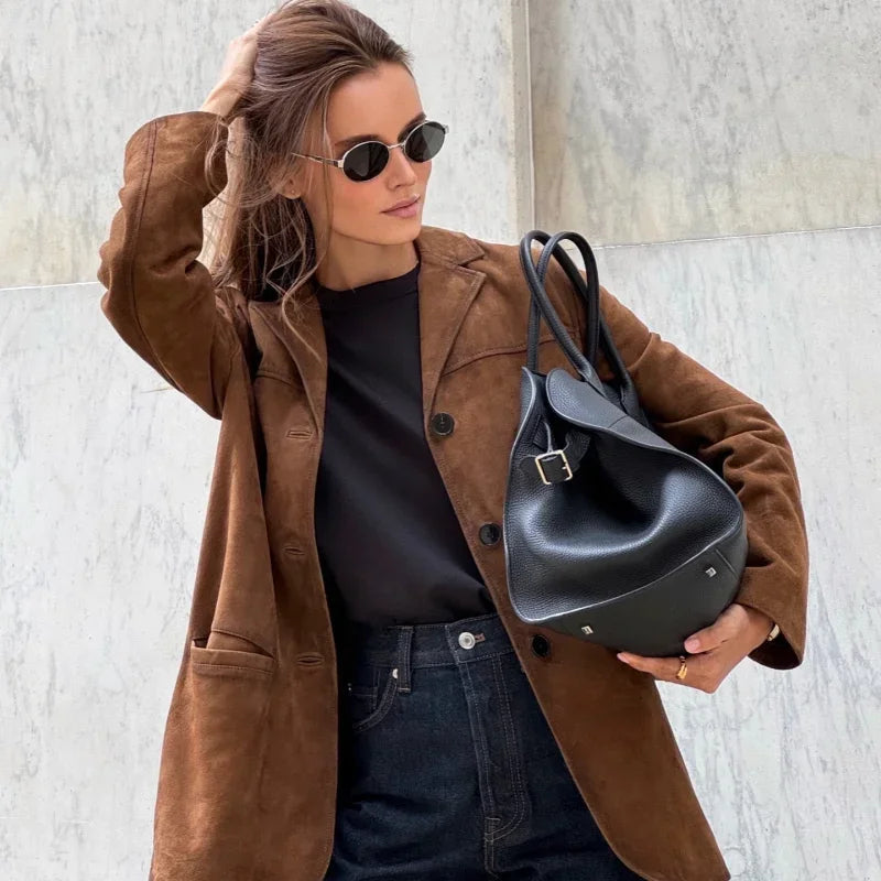 "Löstsittande mockajacka för kvinnor, elegant design, höst- och vinterbruk, klassisk stil med modern chic look."