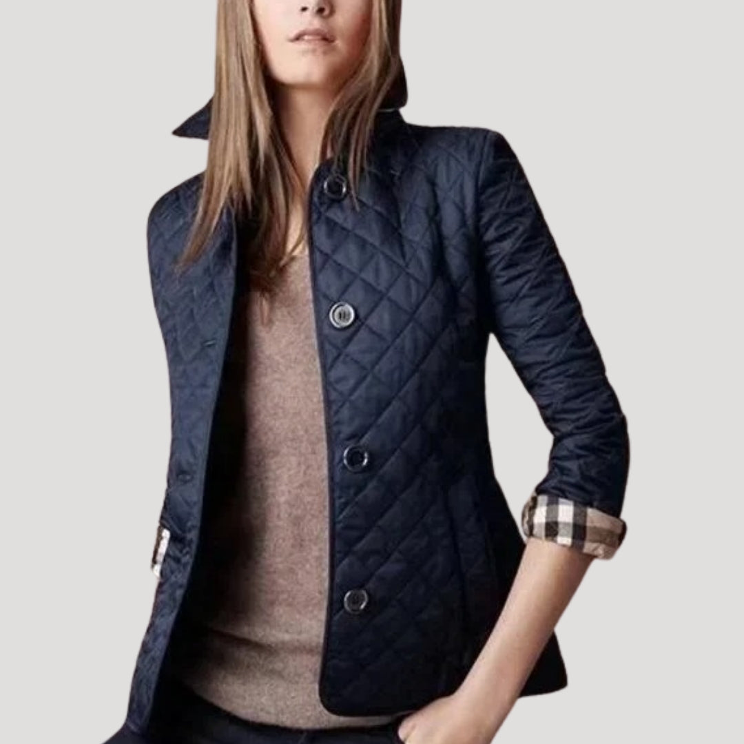 Lätt och andningsbar damjacka med diamantstickning, perfekt för sommaren, i en elegant stil med klassisk knappstängning.