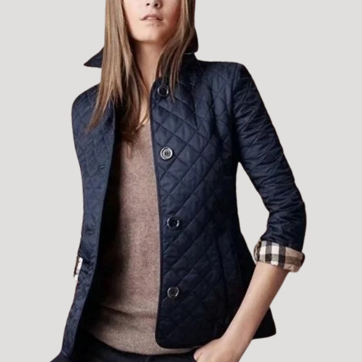 Lätt och andningsbar damjacka med diamantstickning, perfekt för sommaren, i en elegant stil med klassisk knappstängning.