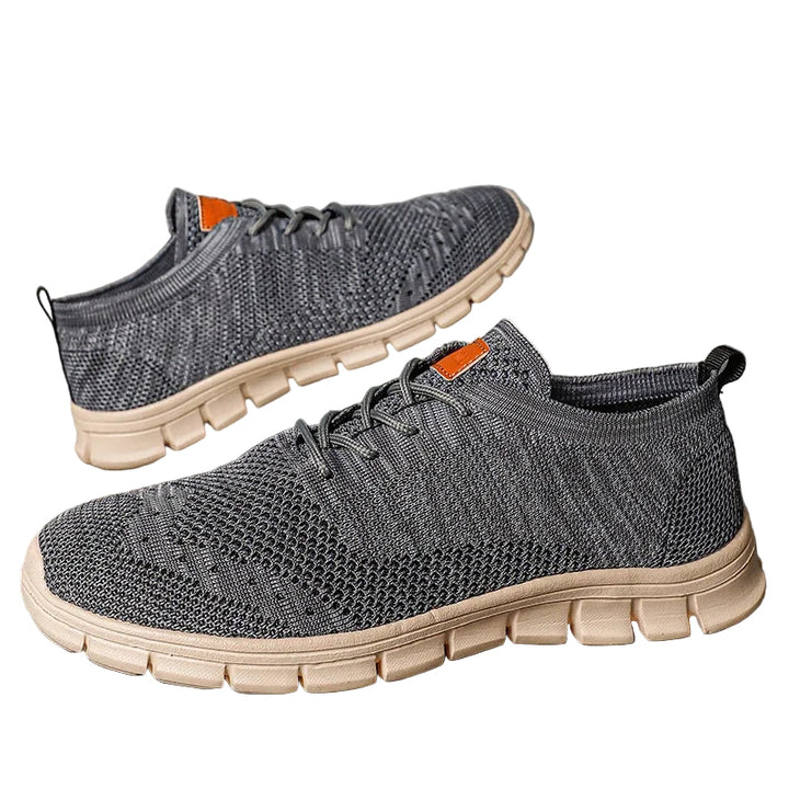 "Lätta andningsbara herrsneakers med stilren design, textil och syntetmaterial i svart, grå och blå färg."