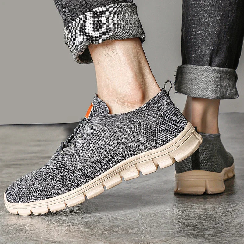 "Lätta andningsbara herrsneakers med stilren design, textil och syntetmaterial i svart, grå och blå färg."