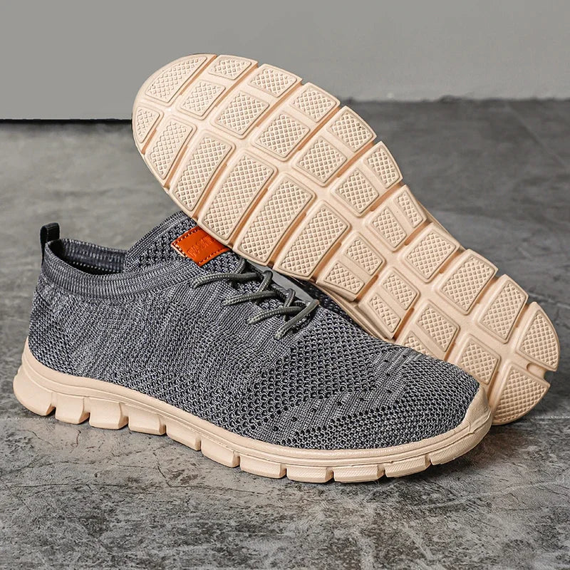 "Lätta andningsbara herrsneakers med stilren design, textil och syntetmaterial i svart, grå och blå färg."