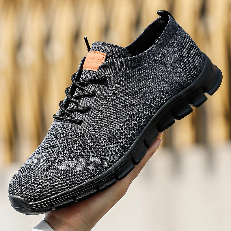 "Lätta andningsbara herrsneakers med stilren design, textil och syntetmaterial i svart, grå och blå färg."