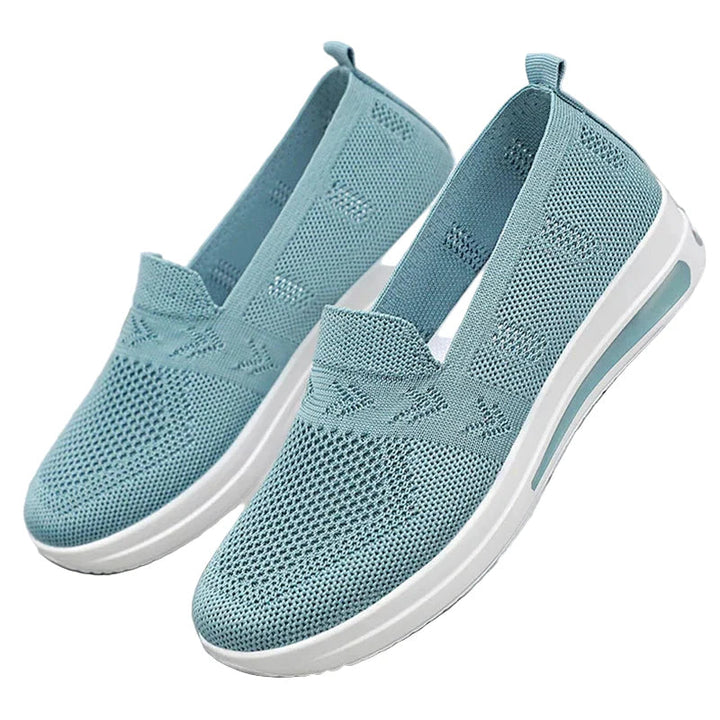 "Lätta andningsbara kvinnors mesh sneakers i modern design för vår och sommar. Lätt att bära med slip-on funktion."