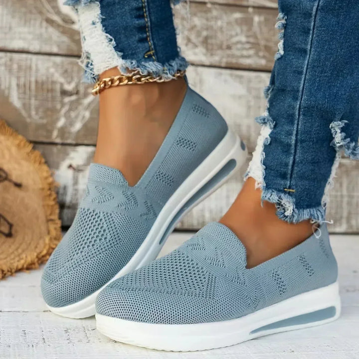 "Lätta andningsbara kvinnors mesh sneakers i modern design för vår och sommar. Lätt att bära med slip-on funktion."