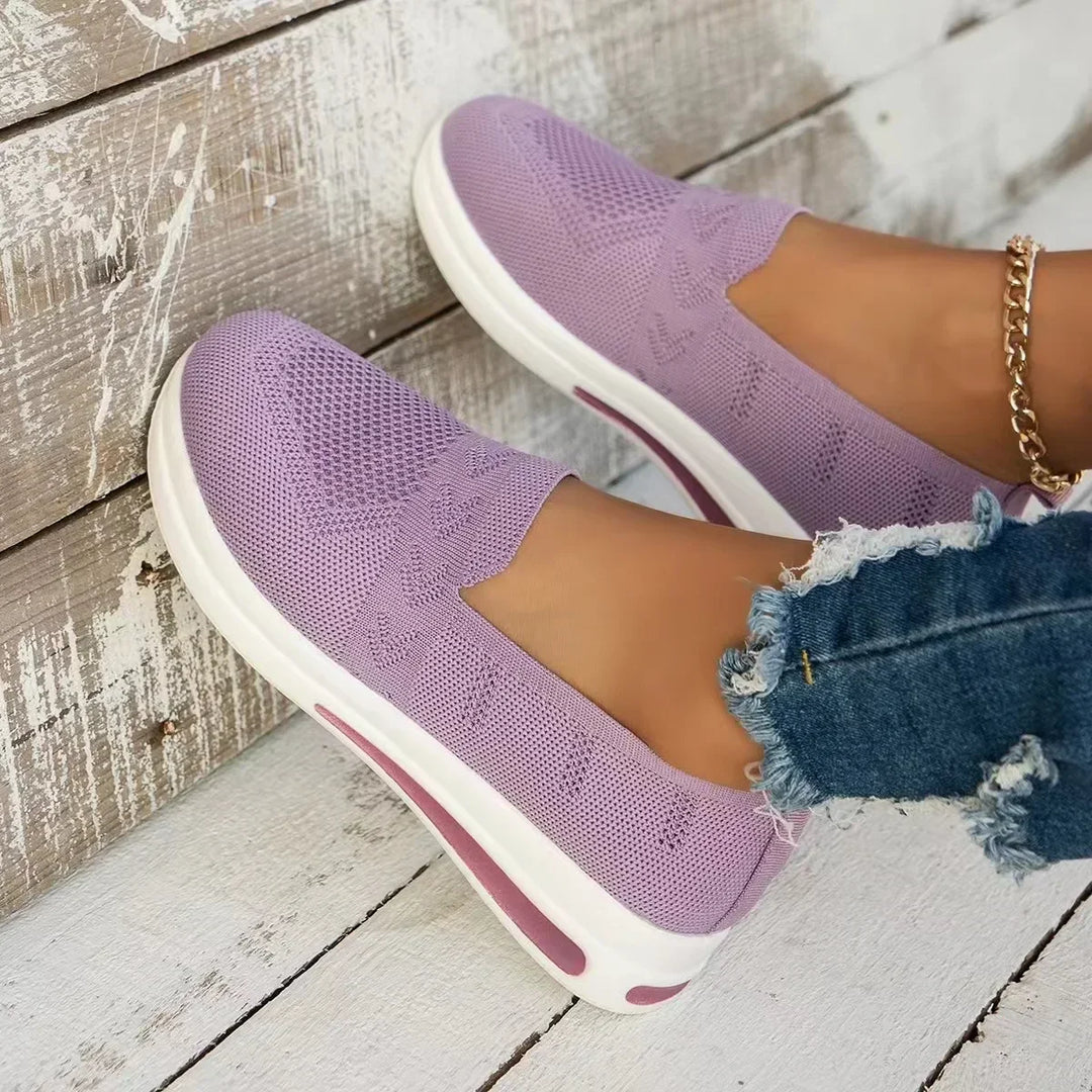 "Lätta andningsbara kvinnors mesh sneakers i modern design för vår och sommar. Lätt att bära med slip-on funktion."