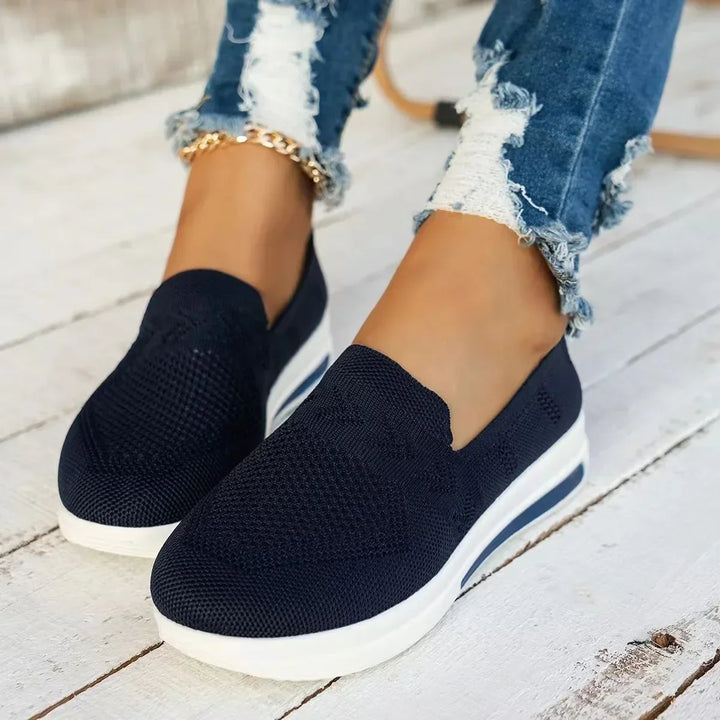 "Lätta andningsbara kvinnors mesh sneakers i modern design för vår och sommar. Lätt att bära med slip-on funktion."